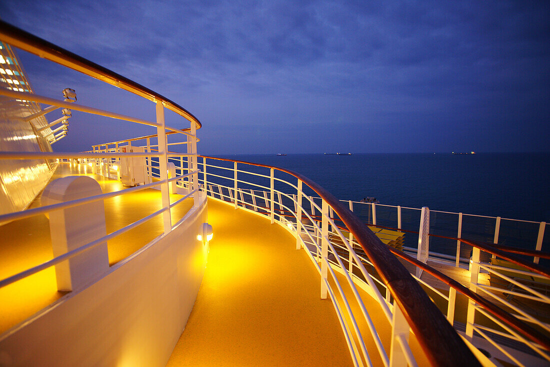 Deck und Reling auf dem Kreuzfahrtschiff AIDA Bella am Abend, Mittelmeer