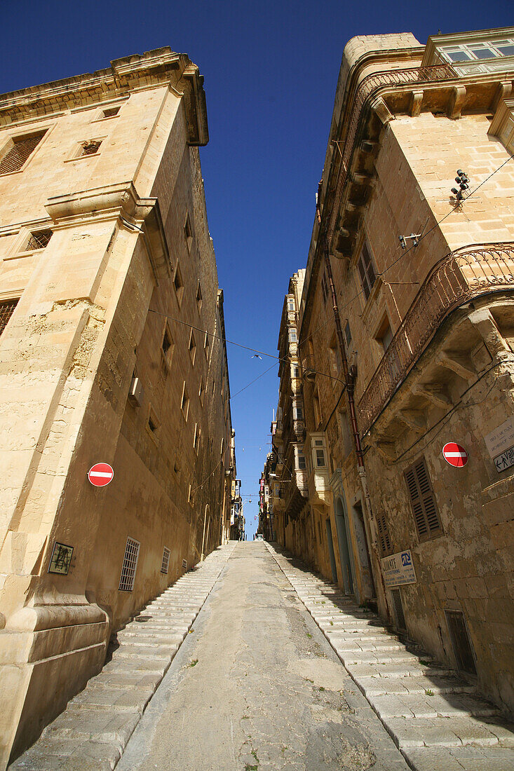Schmale Straße in Valletta Stadt, Malta, Europa