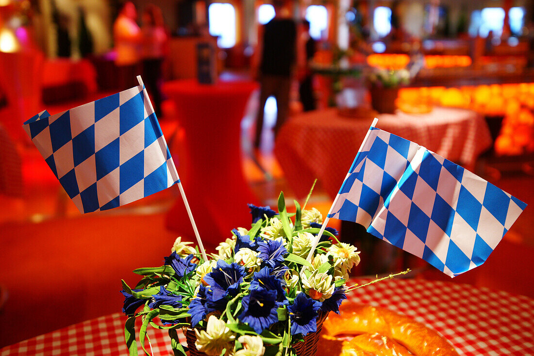 Bayerischer Abend, Tisch mit bayerischer Fahne auf der AIDA Bella, Kreuzfahrtschiff