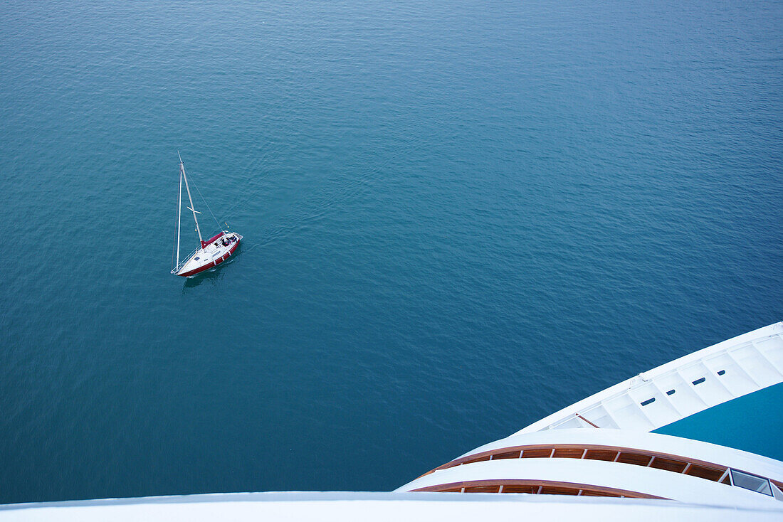 Segelboot und AIDA Kreuzfahrtschiff, Mittelmeer