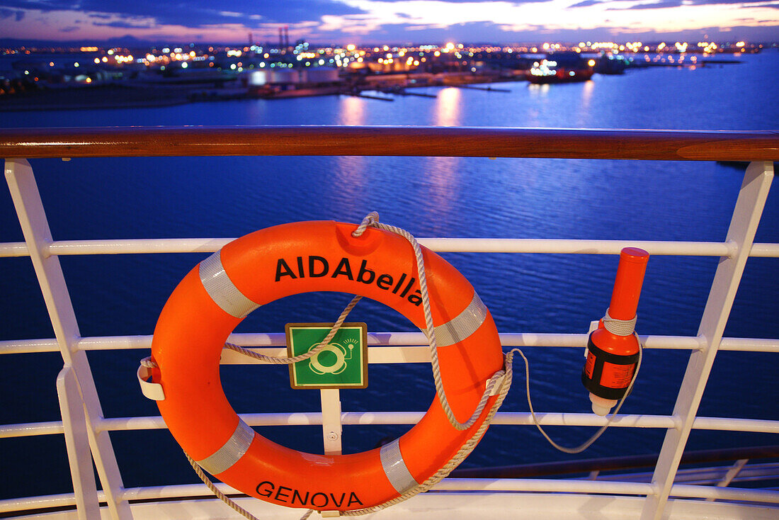 Rettungsring auf dem Kreuzfahrtschiff AIDA Bella im Hafen am Abend, La Goulette, Tunesien, Afrika