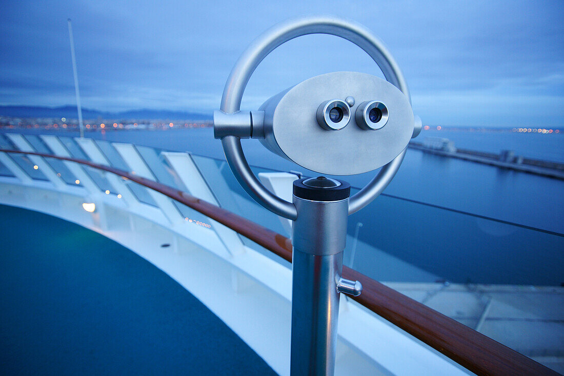 Fernglas auf dem Kreuzfahrtschiff AIDA Bella am Abend, Mittelmeer