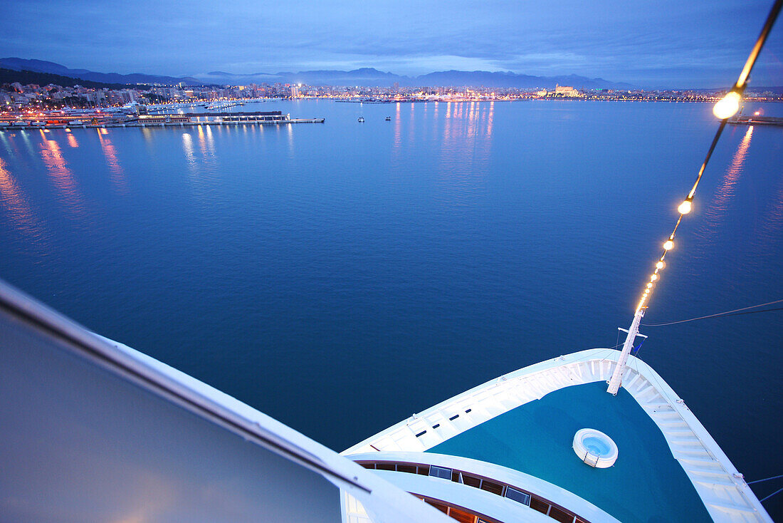 Blick auf den Hafen von Palma de Mallora und Kreuzfahrtschiff AIDA Bella am Abend, Mallorca, Spanien, Europa
