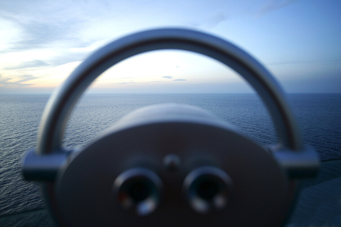 Fernglas auf einem Kreuzfahrtschiff in der Abenddämmerung, Mittelmeer