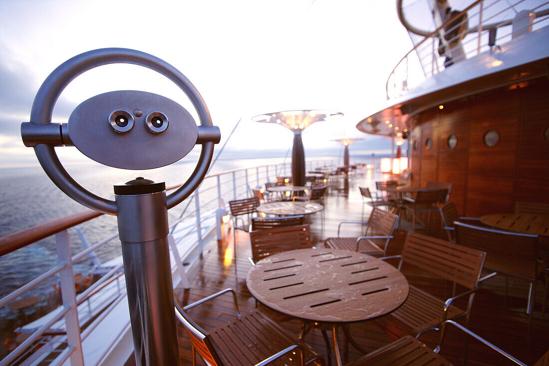 Fernglas, Tische und Stühle auf der AIDA Bella am Abend, Kreuzfahrtschiff, Mittelmeer