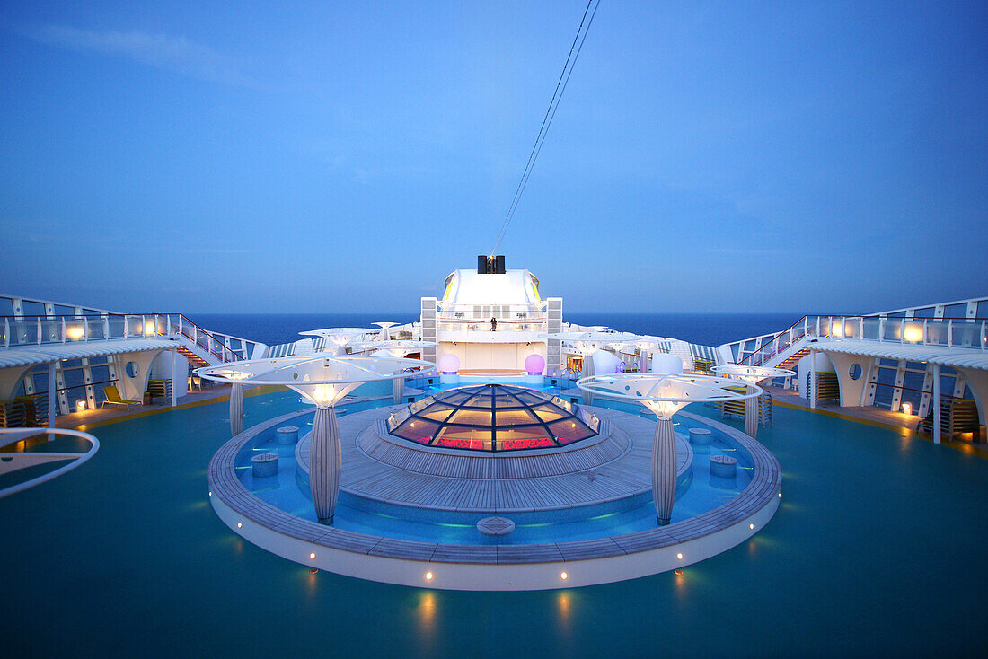 Auf dem Deck des Kreuzfahrtschiffs AIDA Bella am Abend, Mittelmeer