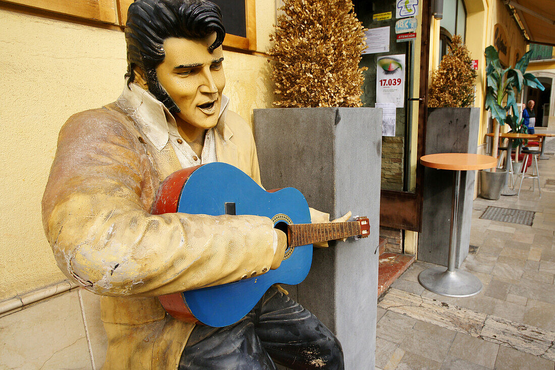 Elvis Nachbildung vor einer bar, Plaza de la Merced, Malaga, Spanien, Europa