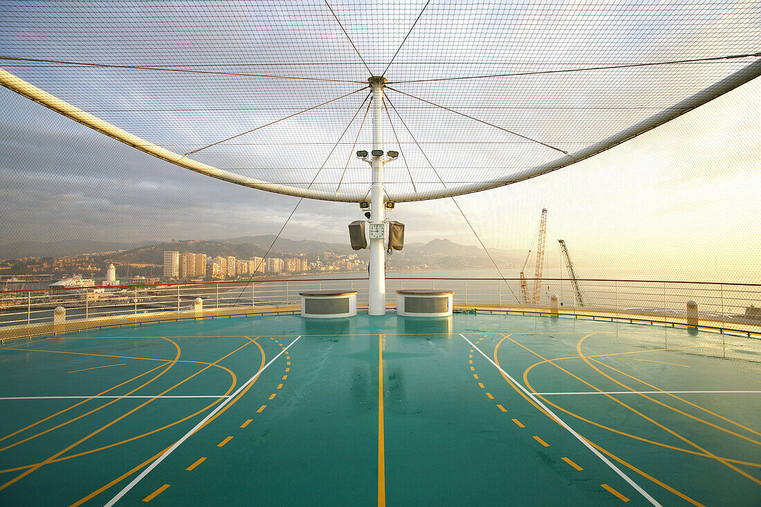 Spielfeld auf dem Kreuzfahrtschiff AIDA Bella am Abend, Malaga, Spanien, Europa