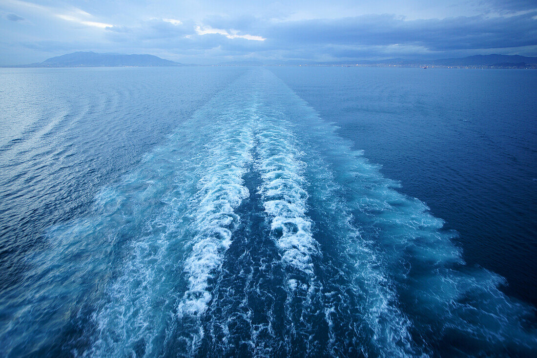 Kielwasser hinter einem Kreuzfahrtschiff, Mittelmeer