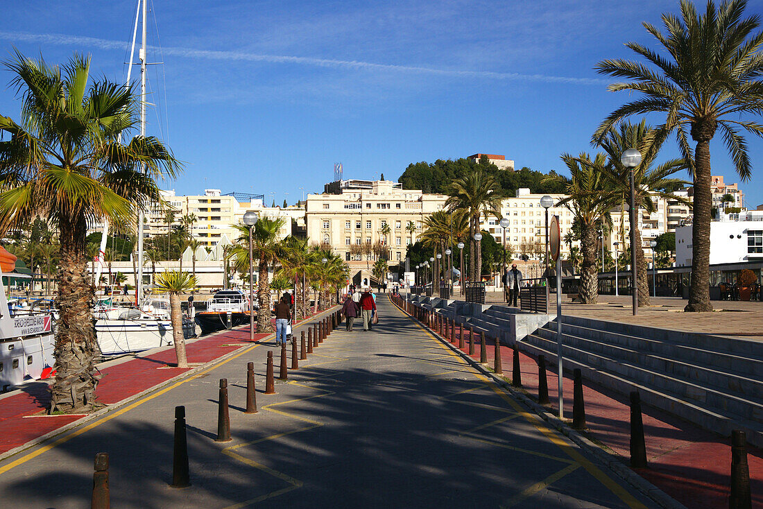 Menschen auf der Promenade am Hafen, Cartagena, Spanien, Europa