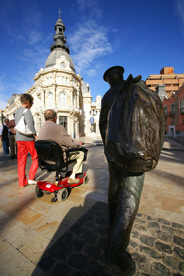 Menschen und Statue in der Innenstadt von Cartagena, Spanien, Europa