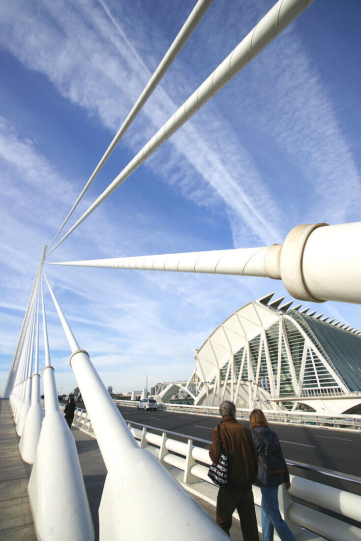 Brücke und Gebäude in der Ciudad de las Artes y las Ciencias, Stadt der Künste und der Wissenschaften, entworfen von Santiago Calatrava, Valencia, Spain, Europa