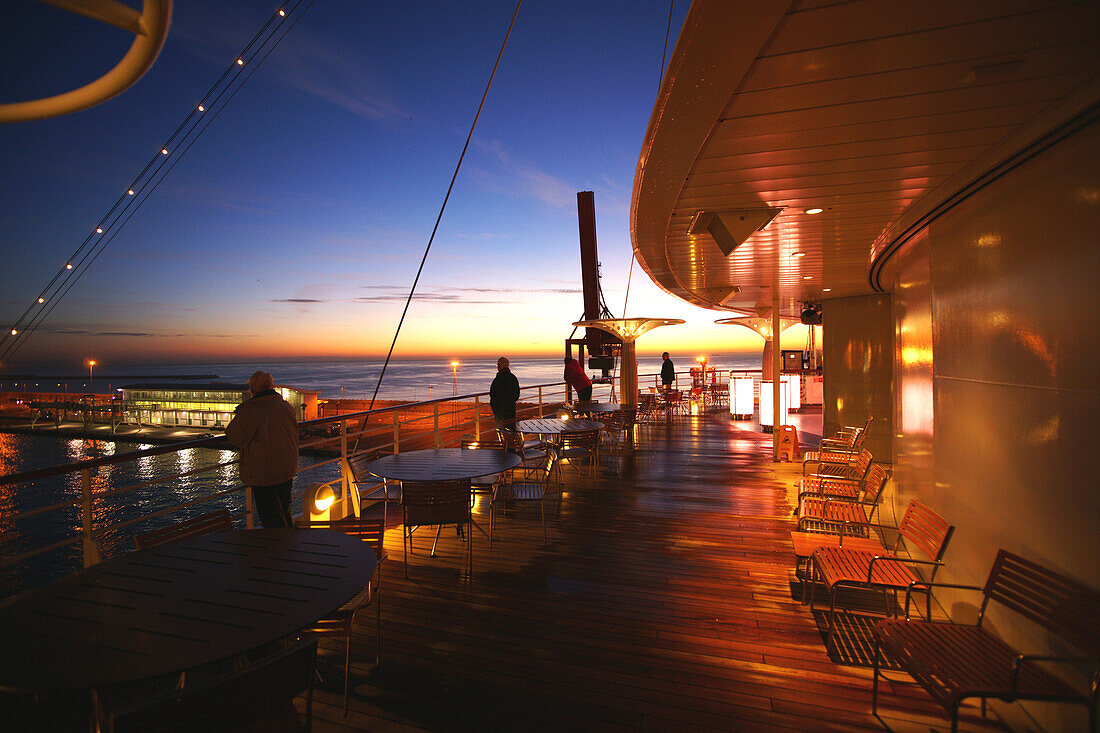 Kreuzfahrtschiff AIDA Bella im Hafen von Barcelona am Abend, Barcelona, Spanien, Europa