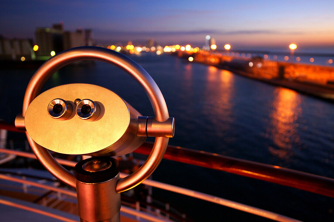 Fernglas auf dem Kreuzfahrtschiff AIDA Bella im Hafen von Barcelona, Spanien, Europa