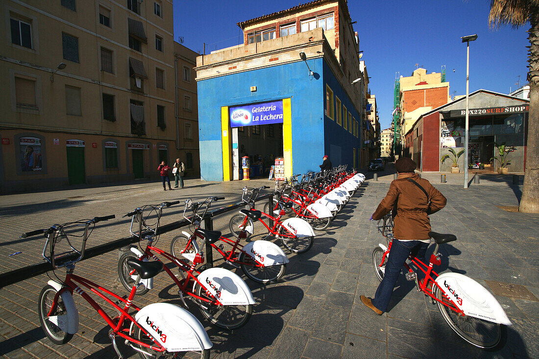 Fahrräder an einem Fahrradverleih im Sonnenlicht, Barcelona, Spanien, Europa