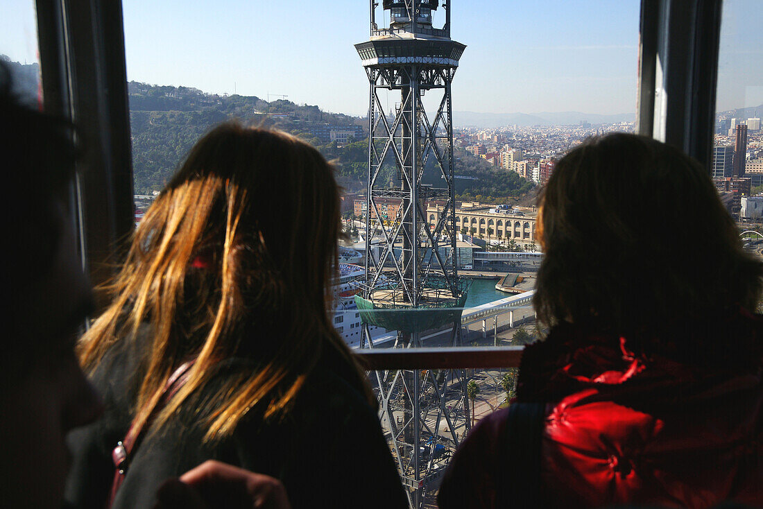 Menschen in der Seilbahn über dem Hafen von Barcelona, Spanien, Europa