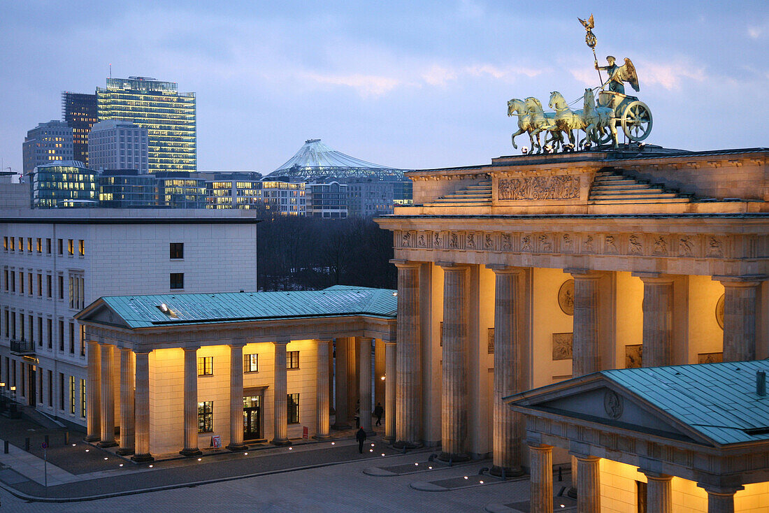 Quadriga, Brandenburger Tor und Pariser Platz am Abend, Berlin, Deutschland, Europa
