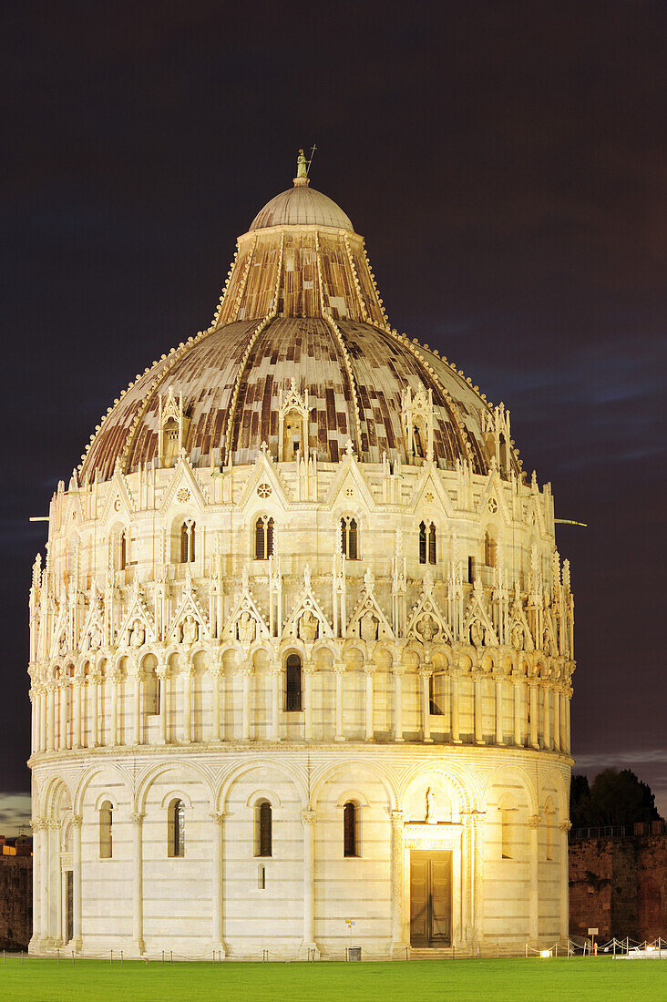 Baptisterium von Pisa, beleuchtet, Pisa, UNESCO Weltkulturerbe, Toskana, Italien