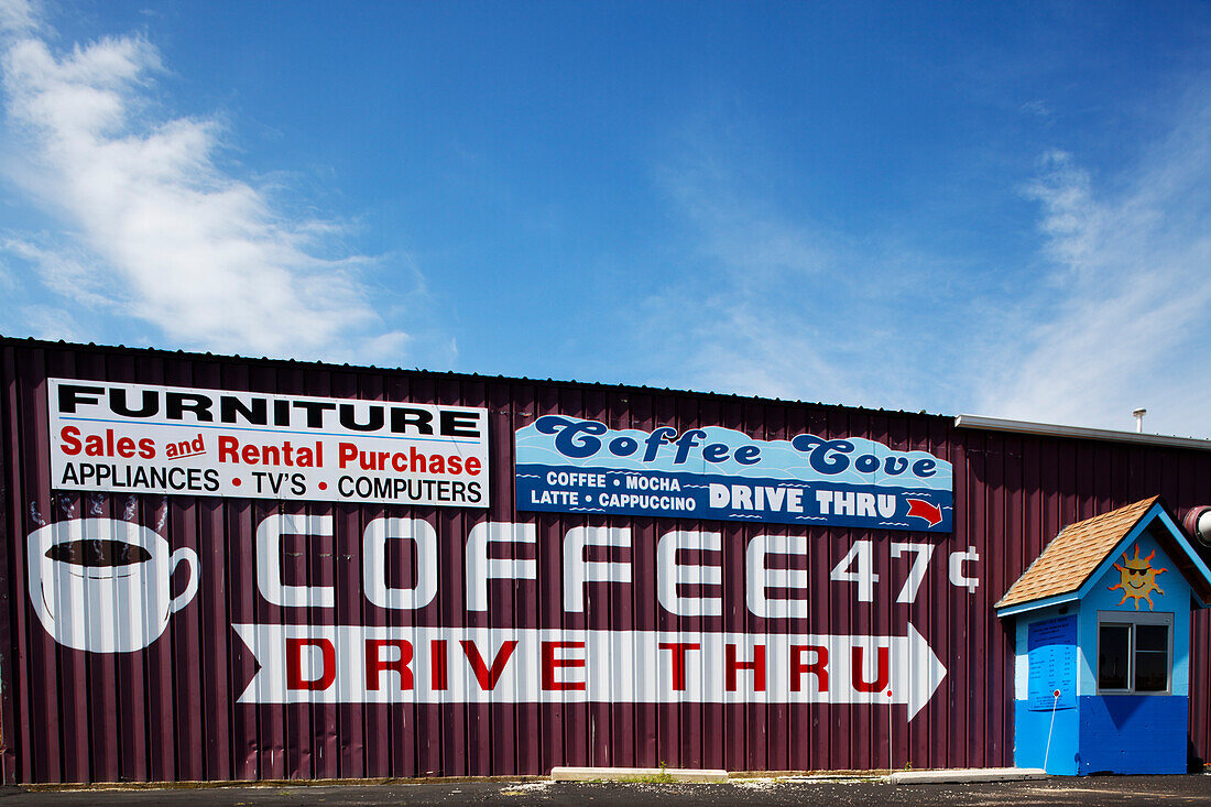 Fassade eines Coffee shops, Coffee to go, Drive thru, Michigan City, Indiana, USA