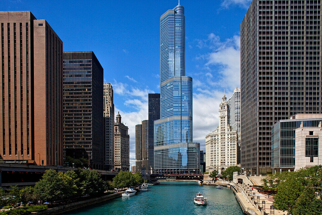 Cruise on Chicago River, Trump Tower in the background, Chicago, Illinois, USA