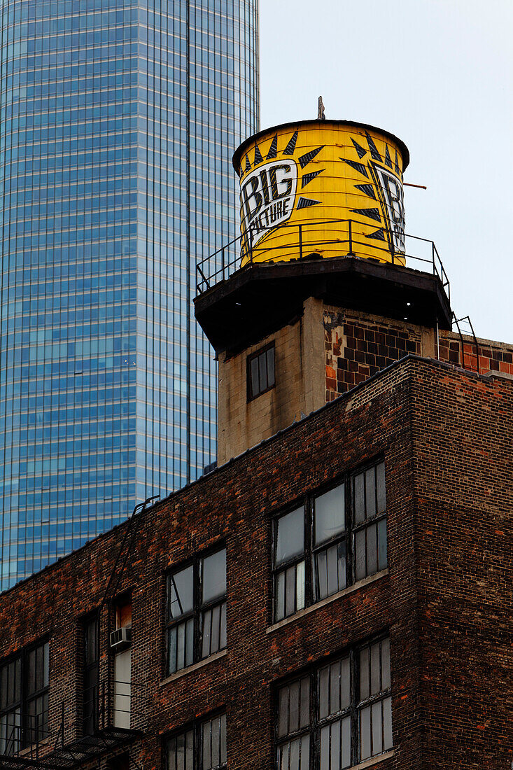 Wassersilo auf einem Dach und der Trump Tower im Hintergrund, Chicago, Illinois, USA