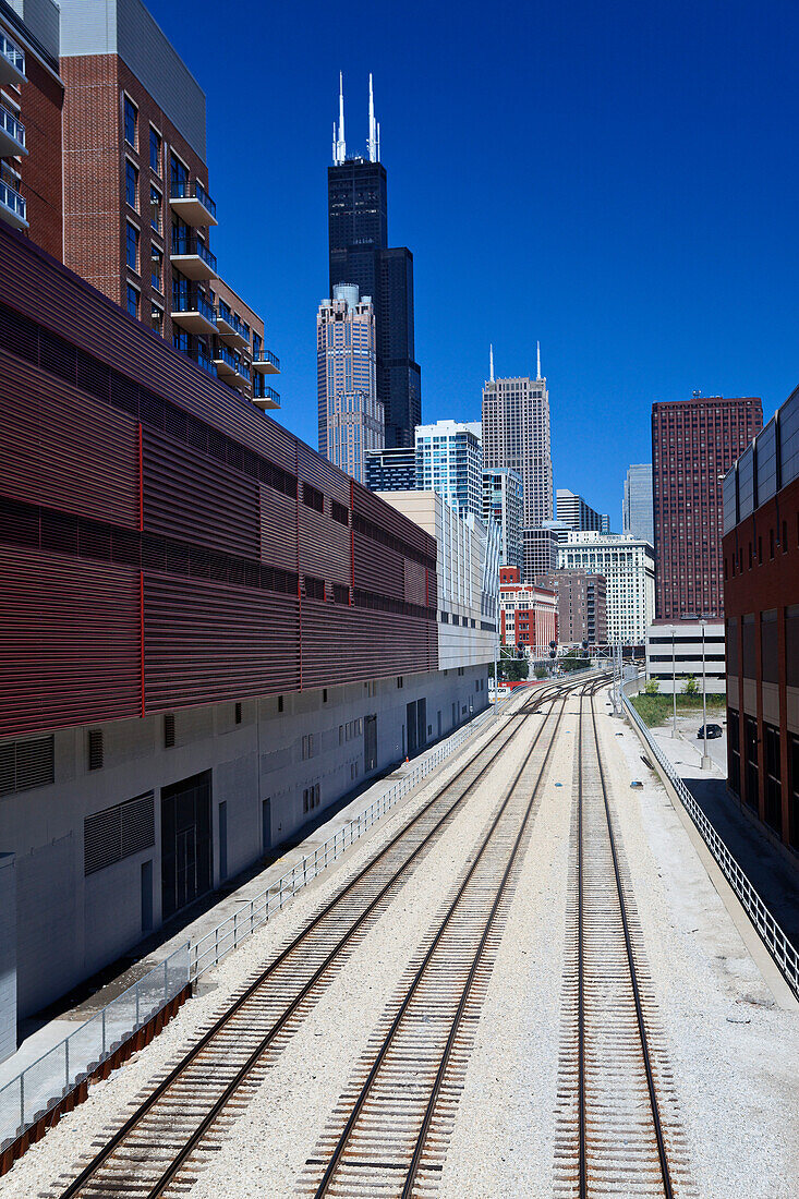 Bahngleise im städtischen Nahverkehr, Willis Tower (ehemaliger Sears Tower) im Hintergrund, Chicago, Illinois, USA