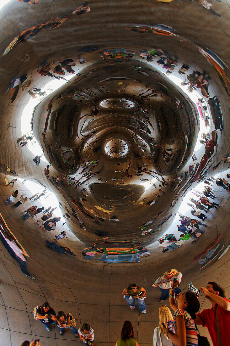 Spiegelungen in Cloud Gate vom britischen Künstler Anish Kapoor, Millenium Park, Chicago, Illinois, USA
