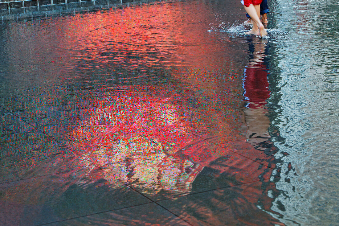 Spiegelung im Wasser, The Crown Fountain von Jaume Plensa, Millenium Park, Chicago, Illinois, USA