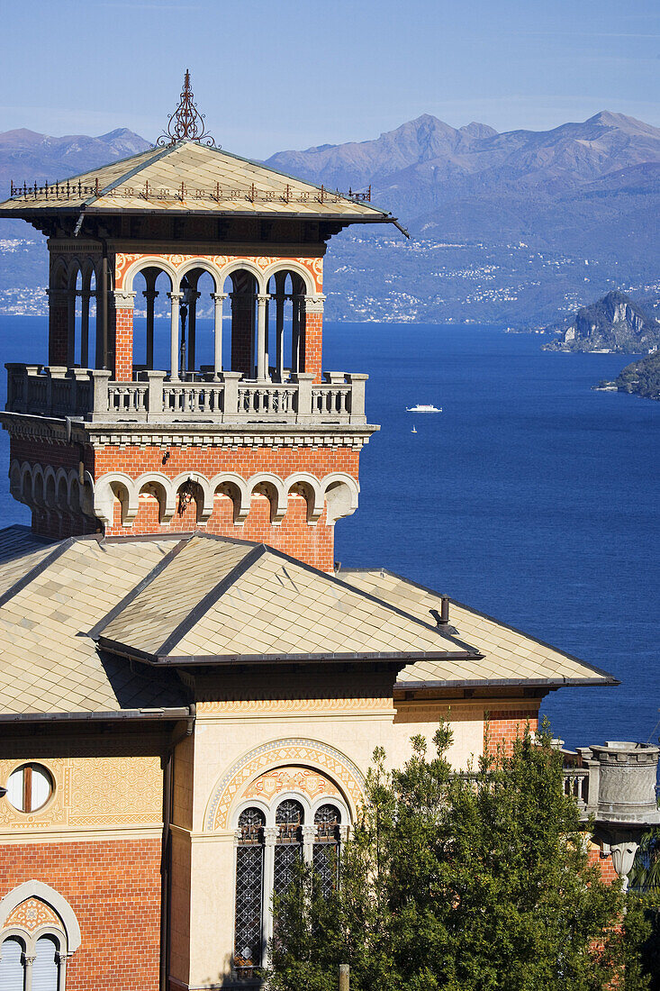 Villa in Stresa mit Blick auf den Lago Maggiore, Piemont, Italien
