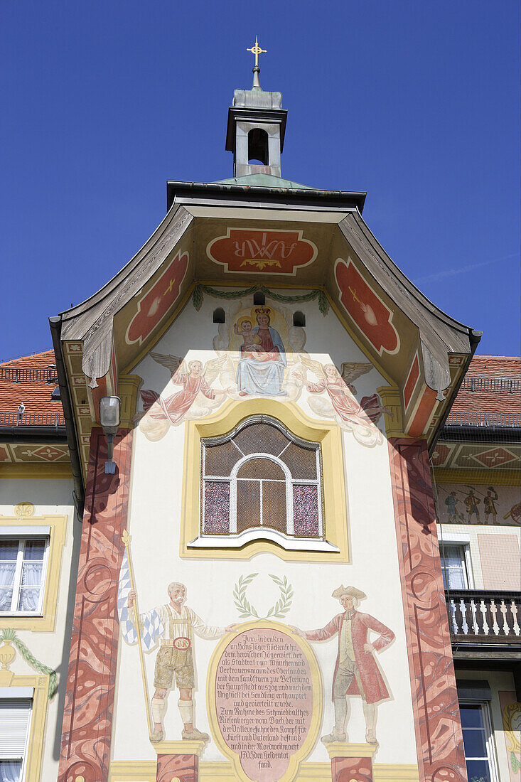 Lüftlmalerei an der Fassade des Marienstifts, Bad Tölz, Oberbayern, Bayern, Deutschland