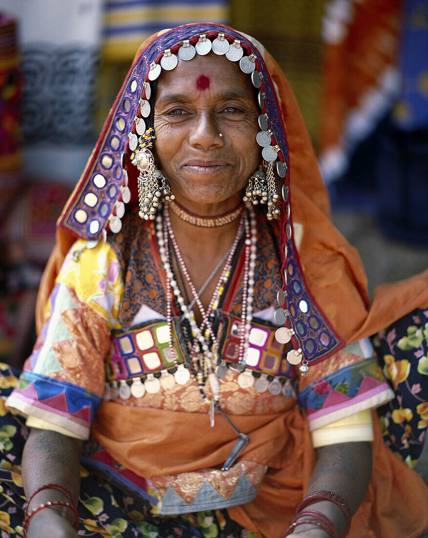 Juwelenhändler auf dem Anjuna-Markt, Goa, Indien