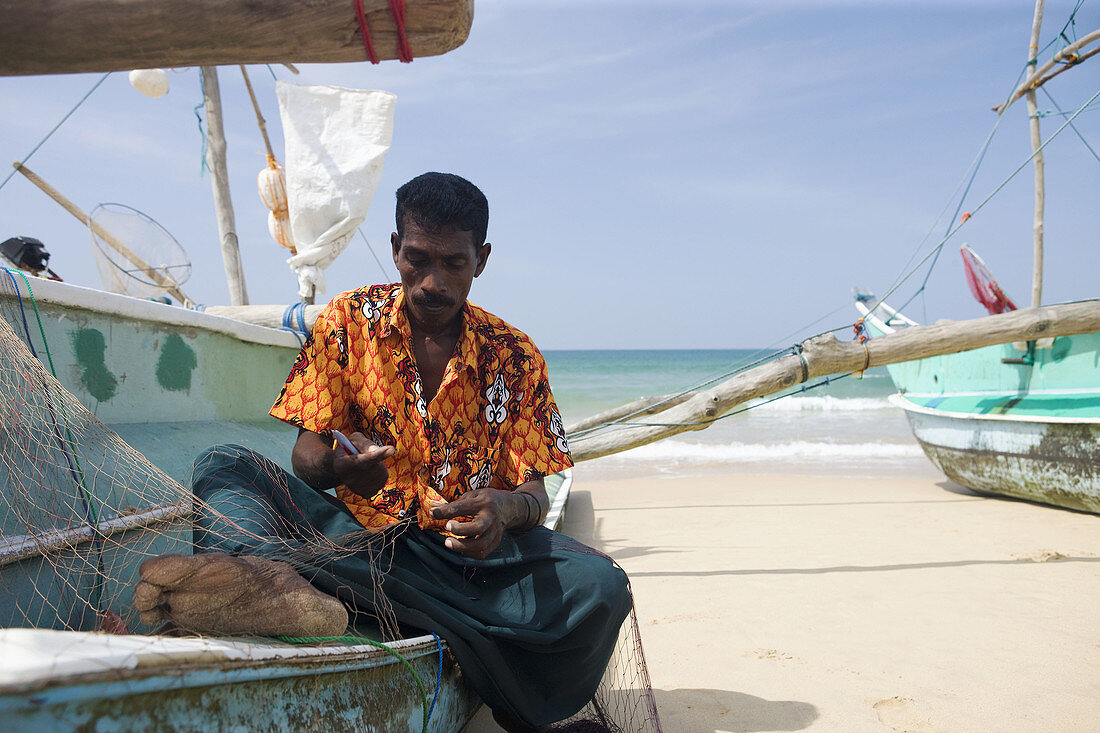 Fischer beim Reparieren der Netze, Hikkaduwa, Sri Lanka