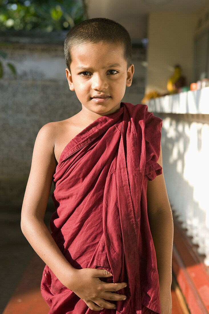 Junge buddhistische Mönche im Pathuwatha-Tempel, Sri Lanka