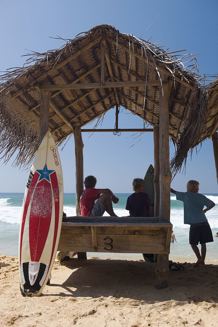 Surfer am Strand von Hikkaduwa, Sri Lanka