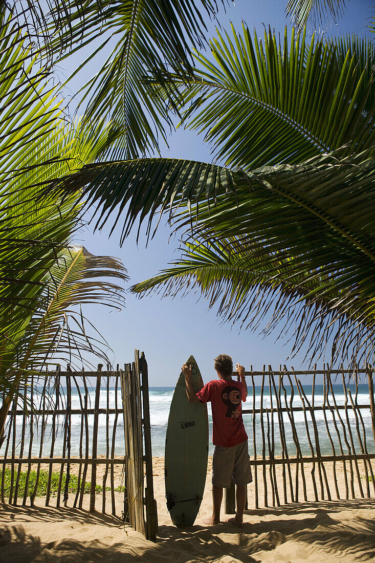 Junger Surfer in Hikkaduwa, Sri Lanka