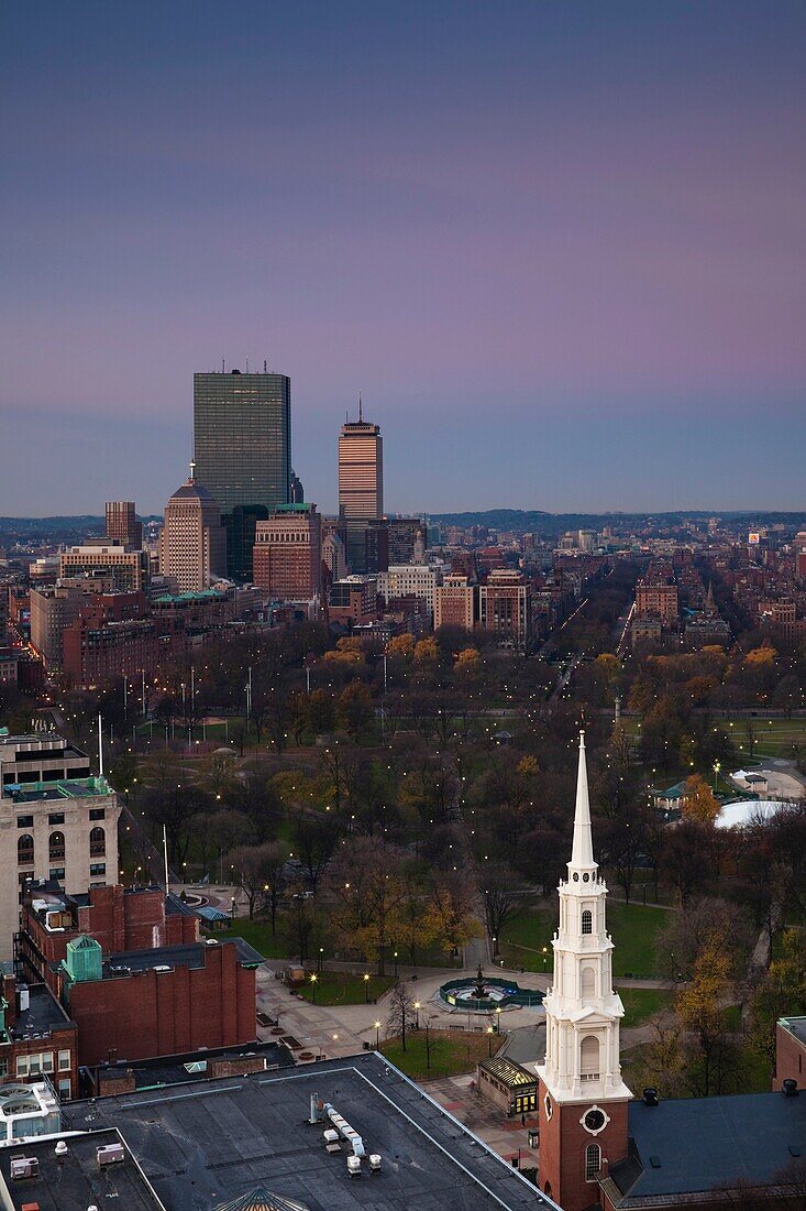 USA, Massachusetts, Boston, Back Bay, Boston Common, Park Street Church, high angle view, dawn