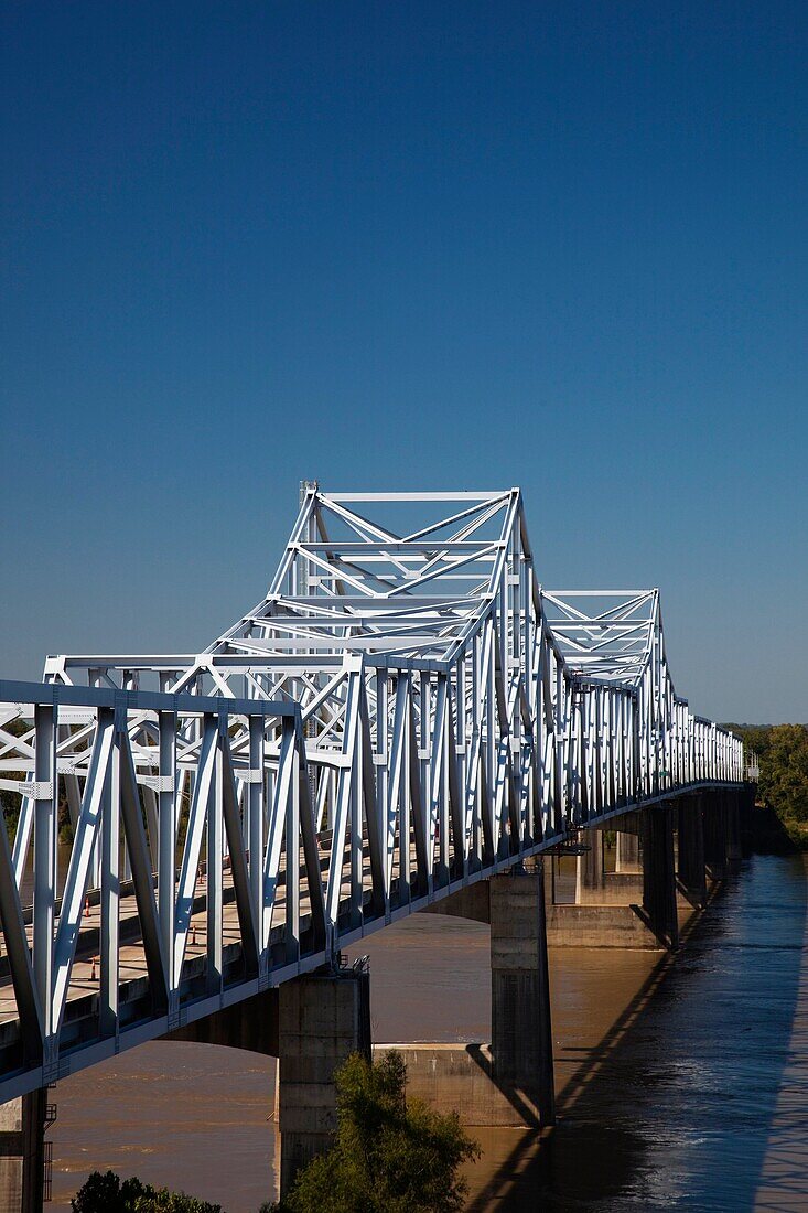 USA, Mississippi, Vicksburg, I-20 Highway bridge across the Mississippi River