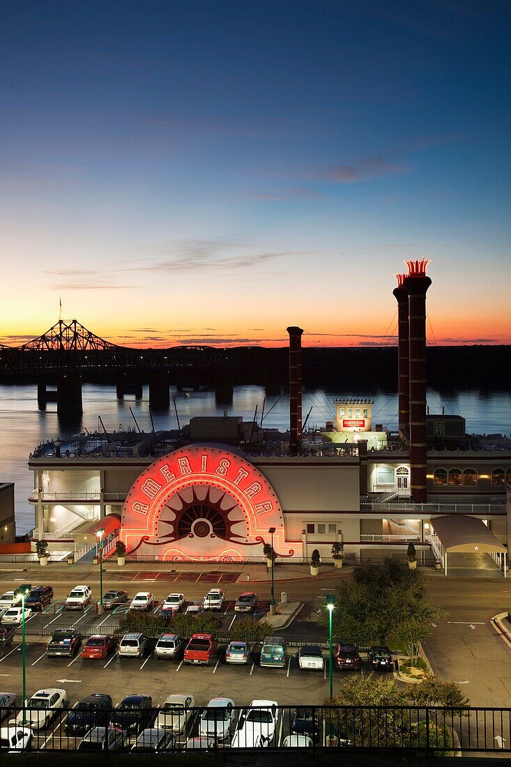 USA, Mississippi, Vicksburg, Ameristar Casino and Mississippi River, dusk