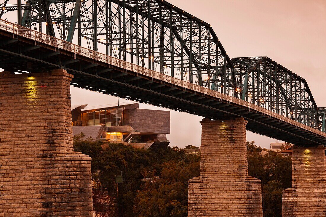 USA, Tennessee, Chattanooga, Walnut Street Bridge and Hunter Museum of American Art, dusk