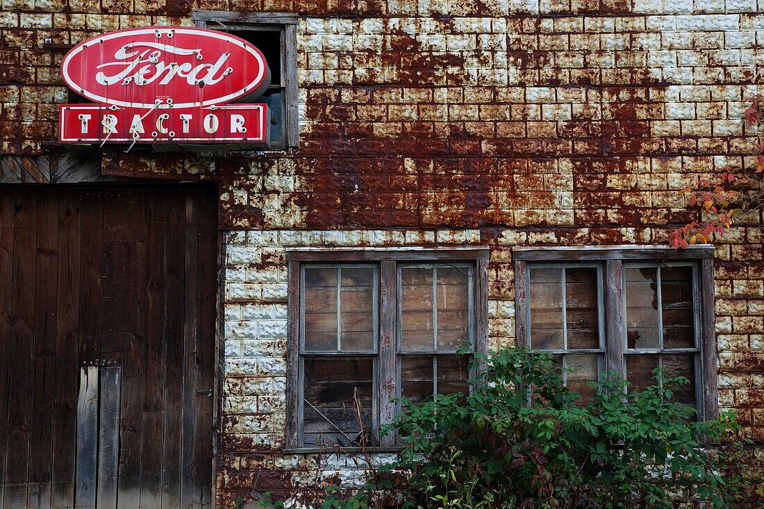 USA, West Virginia, Seneca Rocks, old Ford garage