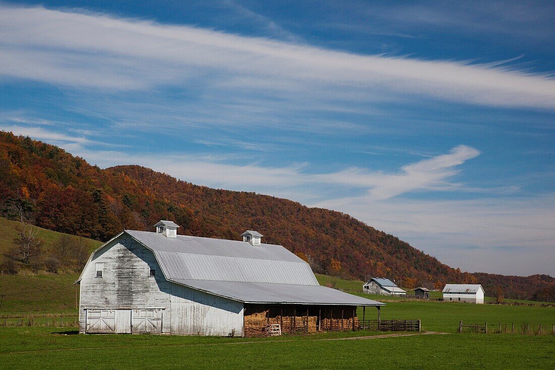 USA, West Virginia, Green Bank, farm barn, autumn