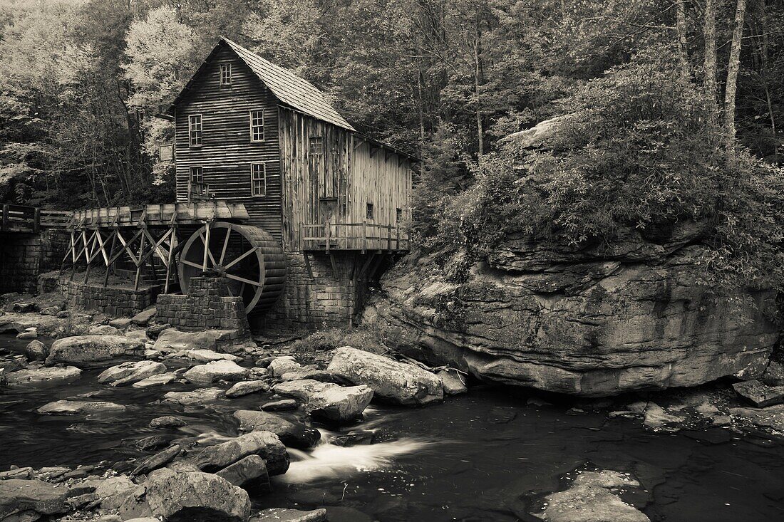 USA, West Virginia, Clifftop, Babcock State Park, The Glade Creek Grist Mill, autumn