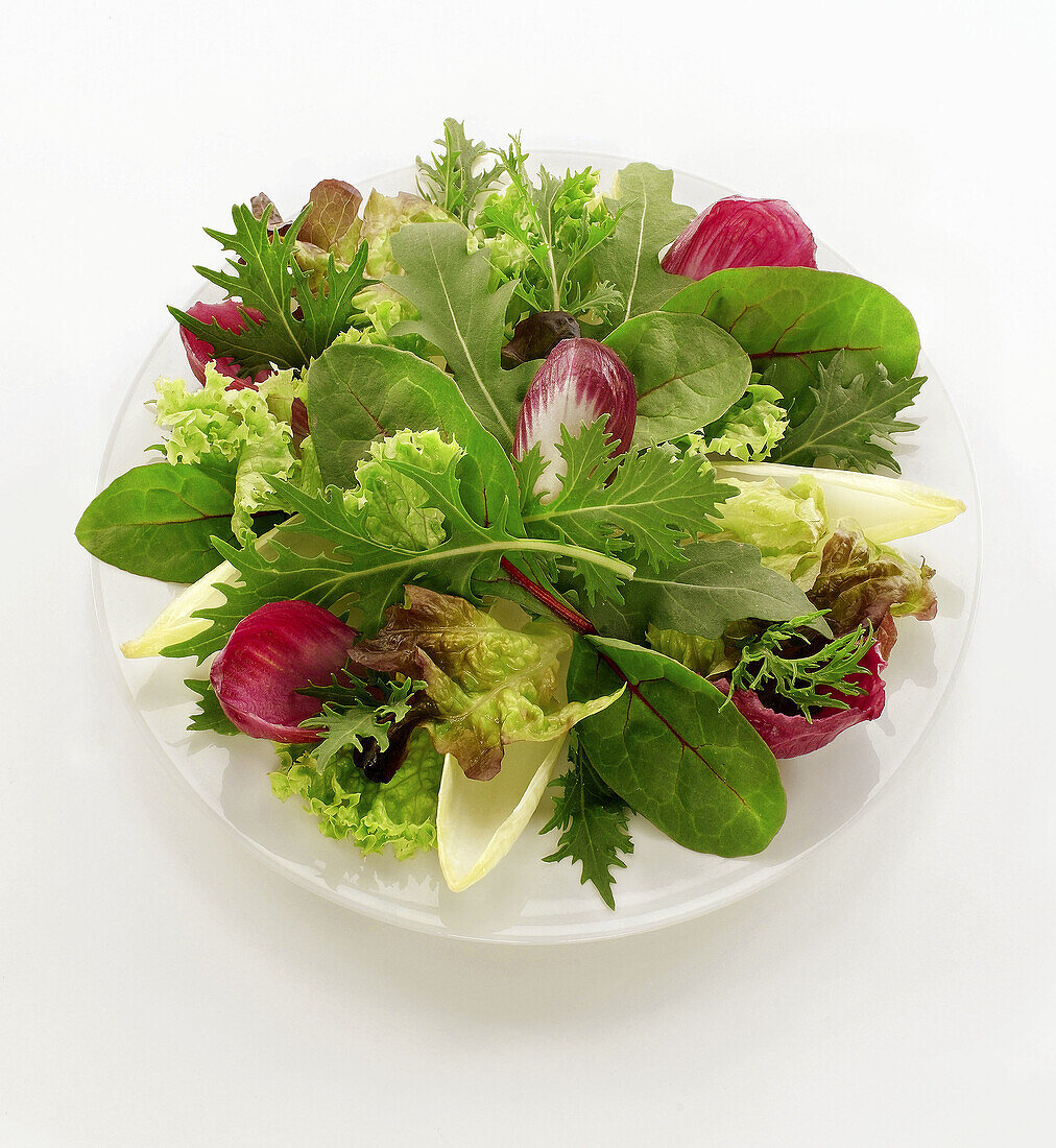 Plato ensalada cenital sobre blancoZenithal salad on white platter