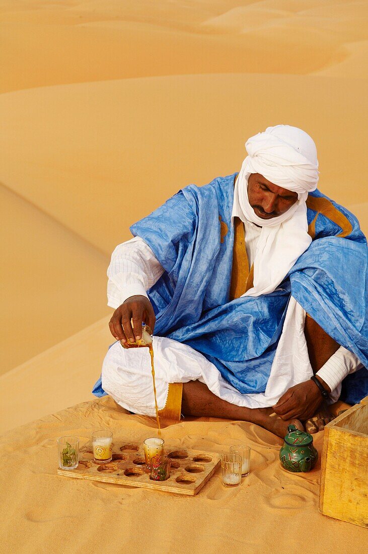 Mauritanie, massif de l´Adrar, désert de sable, Sahara, erg, de Chinguetti, meharée, caravanne dans le désert & bivouac, l´art de préparer et de boire le thé//Mauritania , Adrar mountains, desert, Sahara, sand, erg, nearby Chinguetti, trek & camel riding