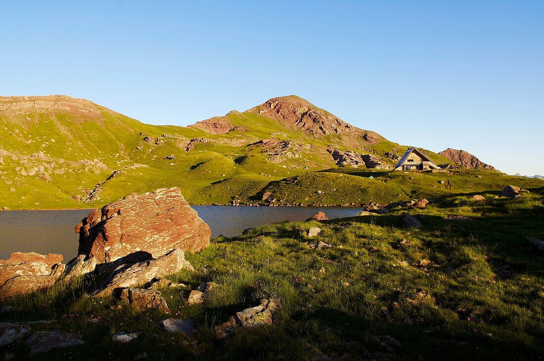 France, Montagnes des Pyrénées, Dep des Pyrénées-Atlantique, Vallée d´Aspe, refuge proche de l´estive de la famille Domengeus Nou Queret l´heure de la traite//France, Pyrenees mounts, Pyrenees-Atlantic department, Aspe valley, familly Domengeus Nou Queret