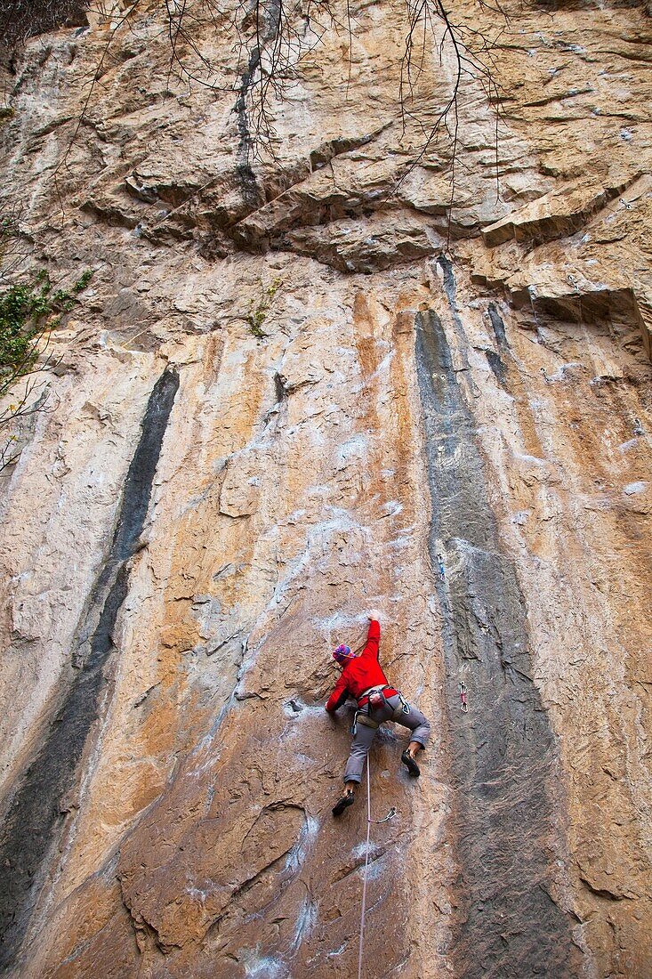 Escaladores en los alrededores de la Cueva de Covalanas, Ramales de la Victoria, Valle del Asón, Cantabria