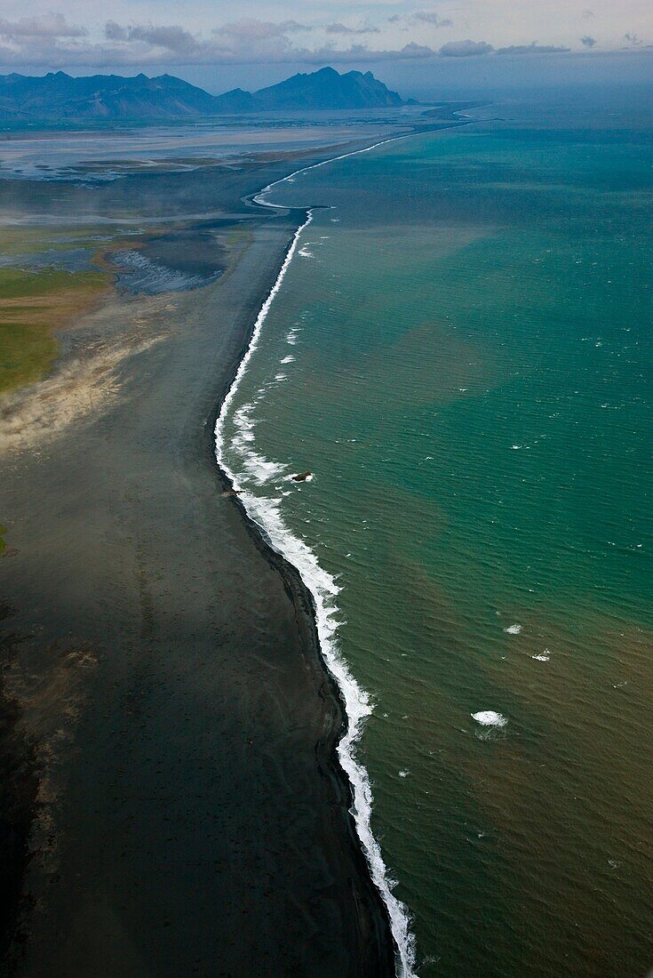 Vista aérea de la costa en Skinneyjarhöfdi cerca de Höfn, en el sureste de Islandia