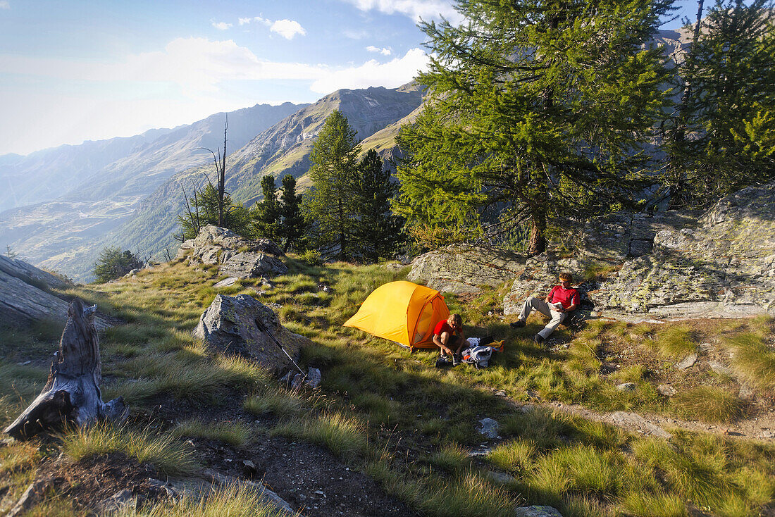 Wanderer zelten beim Lago di Loie, Aostatal, Italien