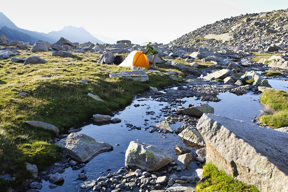 Zelt an einem Bach, Vallone di Rio Forzo, Nationalpark Gran Paradiso, Piemont, Italien