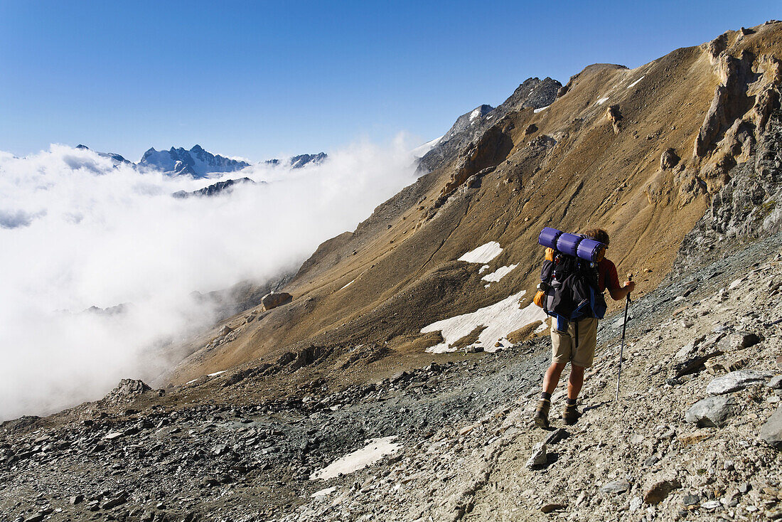 Mann beim Trekking, Aufstieg zum Col Lauson, Crête du Tuf, Nationalpark Gran Paradiso, Aostatal, Italien
